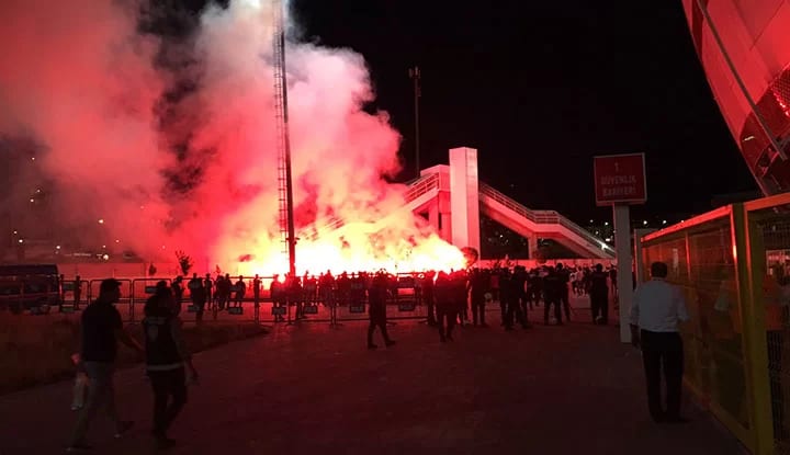 Sivas'ta maç öncesi büyük coşku! Beşiktaşlı taraftarlar, meşale ve tezahüratlarla stada geldi!
