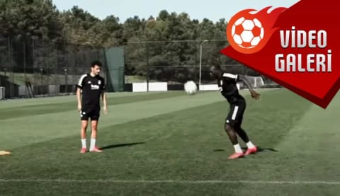 Aboubakar ve Oğuzhan Özyakup'tan şut yarışması! İşte eğlenceli görüntüler...