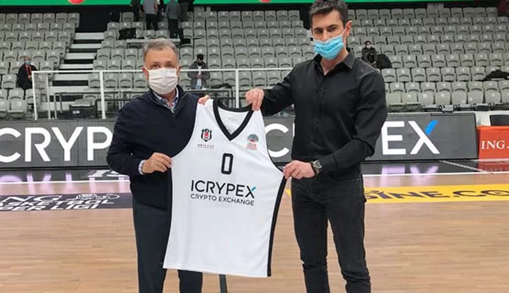 Ahmet Nur Çebi, Icrypex CEO’su Gökalp İçer’e forma hediye etti.