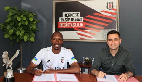 Atiba 1 yıl daha resmen Beşiktaş’ta!