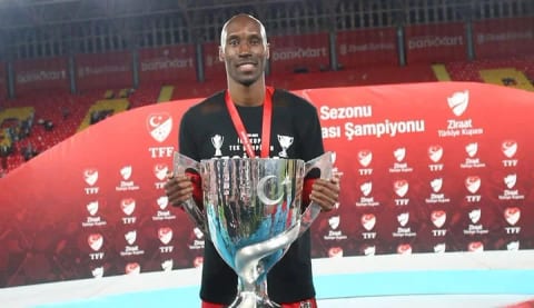 Atiba, Beşiktaş'a transfer edilmesi için görüşme yaptığı oyuncuyu resmen açıkladı!