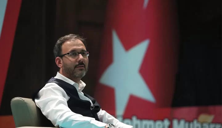 Bakan Kasapoğlu resmen açıkladı! Süper Lig'de küme düşme kalktı! İşte detaylar!
