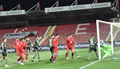 Balıkesirspor-Bursaspor maçında "Beşiktaş tezahüratı" olay çıkardı! İşte detaylar...