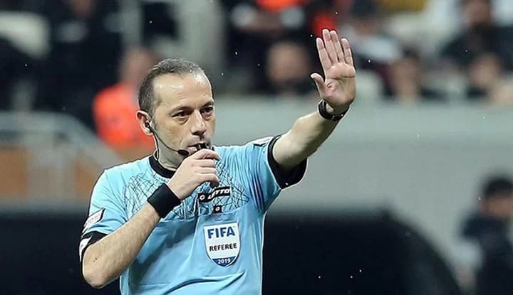 Cüneyt Çakır için çarpıcı sözler! "Mikel’e sarı kart gösterirken yüzündeki..."