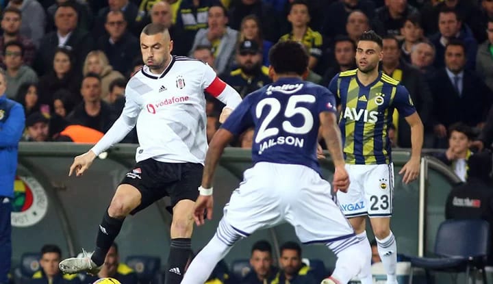 Burak Yılmaz'dan bir tepki daha geldi! Bu kez Cüneyt Çakır'ı hedef aldı!
