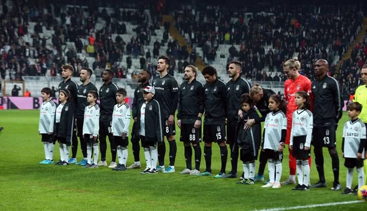 "Onu kim transfer etmiş, Beşiktaş'ın kasasından ne kadar para çıkmış? Çok merak ediyorum"