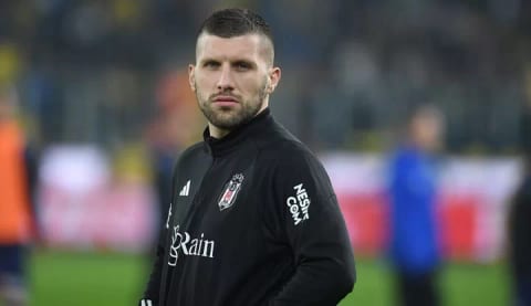 Beşiktaş 4 isim ile yollarını ayırıyor!