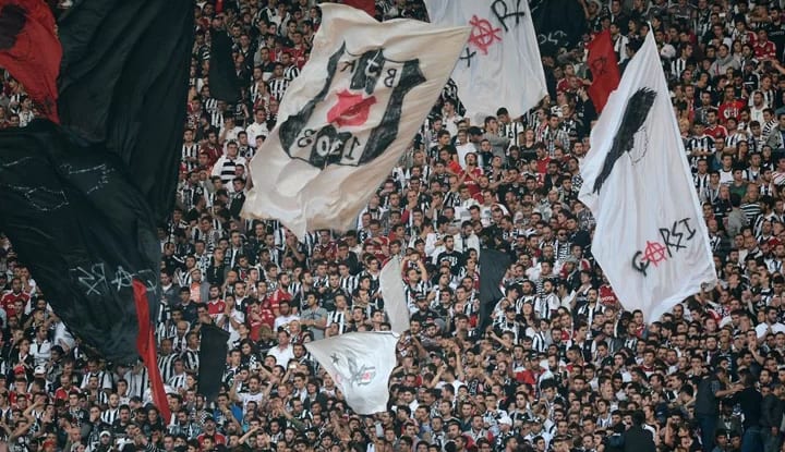 Beşiktaş, alkışlarla soyunma odasına girdi!
