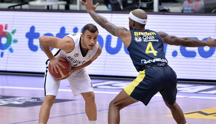 Beşiktaş, derbide Fenerbahçe'ye mağlup