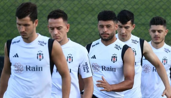 Beşiktaş iki yıldızının sözleşme sorununu çözüyor!