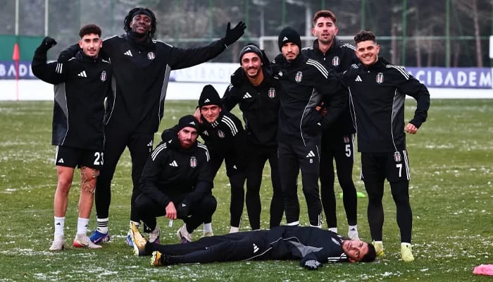 Beşiktaş ikinci yarı mesaisine kar altında başladı, rota Antalya!