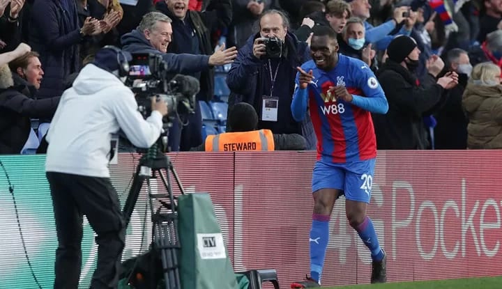 Beşiktaş ile anılan Benteke, İngiltere'de kaldı! 2 yıllık imza attı!