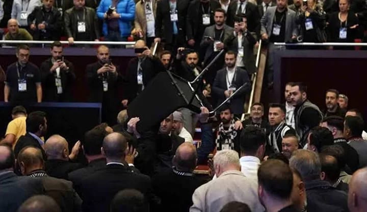 Beşiktaş kongresinde kavga çıktı!