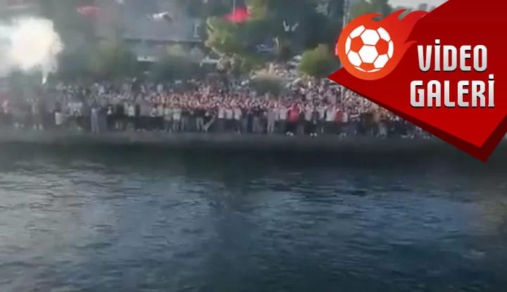 Beşiktaş taraftarı, Boğaz'da tezahürat yaptı; yıldız oyuncuyu istedi! İşte o görüntüler...