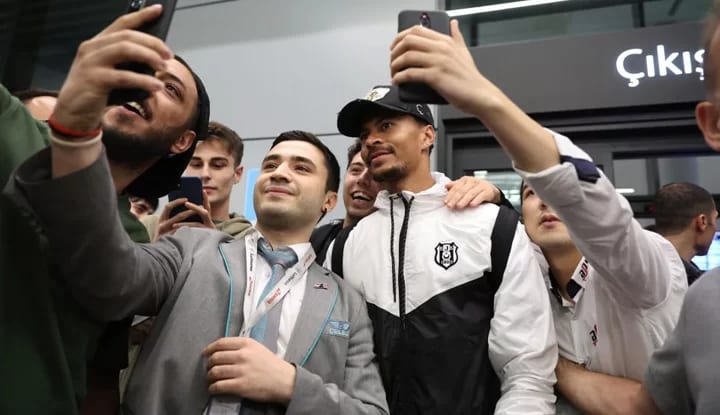 Beşiktaş taraftarı İstanbul havalimanında takımını karşıladı!