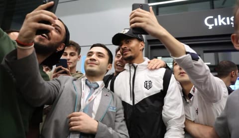 Beşiktaş taraftarı İstanbul havalimanında takımını karşıladı!
