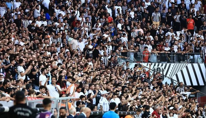 Beşiktaş taraftarı maç sonu yönetimi istifaya davet etti!