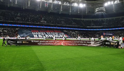 Beşiktaş taraftarından anlamlı pankart!