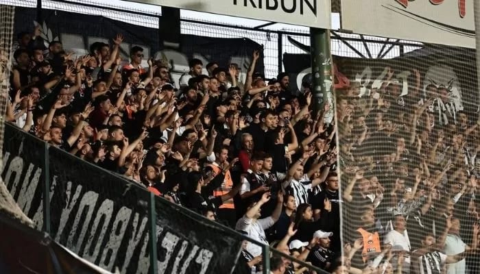 Beşiktaş taraftarından maç sonu kupa tezahüratı!