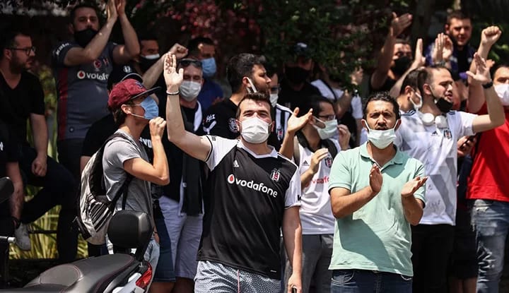 Beşiktaş taraftarından Sergen Yalçın'a destek