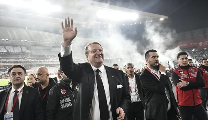 Beşiktaş tribünlerinden Hasan Arat'a "Paralar nerede?" tezahüratı