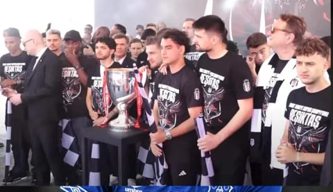 Beşiktaş, Türkiye Kupası'nı taraftarlarıyla birlikte semtinde kutladı