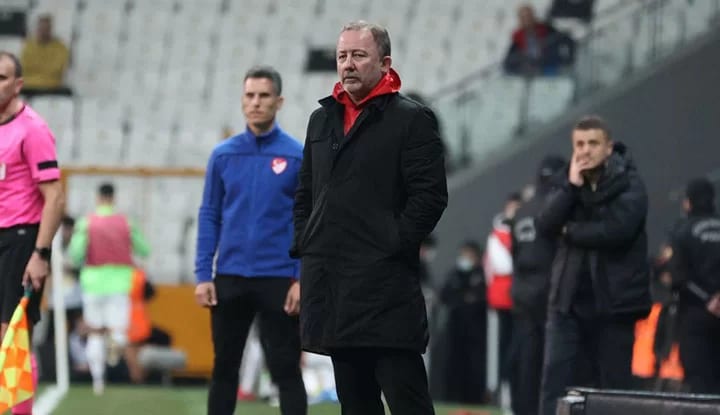 "Beşiktaş yönetimi iki kupa kazandırmış Sergen Yalçın'a "git" demedi, demez!"