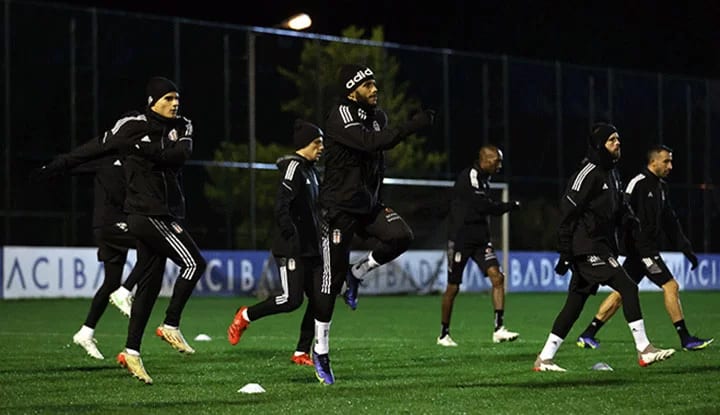 Beşiktaş'ın Fenerbahçe derbisi kamp kadrosu açıklandı!