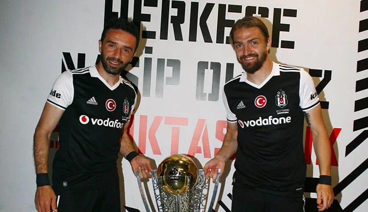 Beşiktaş'ın Gökhan Gönül ve Caner Erkin'e yapacağı yeni teklif belli oldu! Sürpriz detaylar...