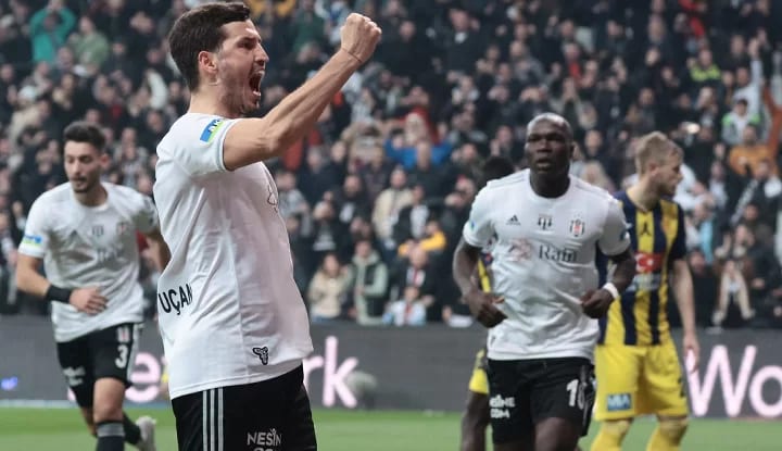 Beşiktaş'ın Mert Günok ve Salih Uçan'a yapacağı teklif belli oldu!