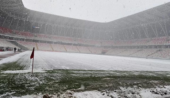 Beşiktaş'ın saat tepkisine cevap gelmedi! Sivas maçı eksi 8 derecede oynanacak