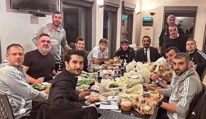 Beşiktaşlı futbolcular derbi zaferi sonrası Ümraniye'de yemek yedi