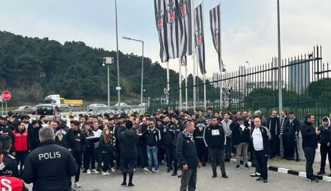 Beşiktaşlı taraftarlar derbi öncesi takıma destek için tesislerde!