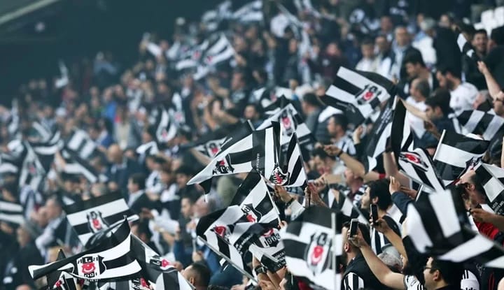 Beşiktaşlı taraftarlar Şenol Güneş’e seslendi! “Söylesene bize hoca, takım neden oynamıyor”