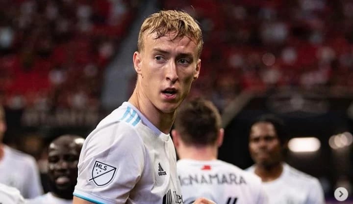 Beşiktaşlı taraftarlardan Adam Buksa'ya "Come to Beşiktaş" çağrısı