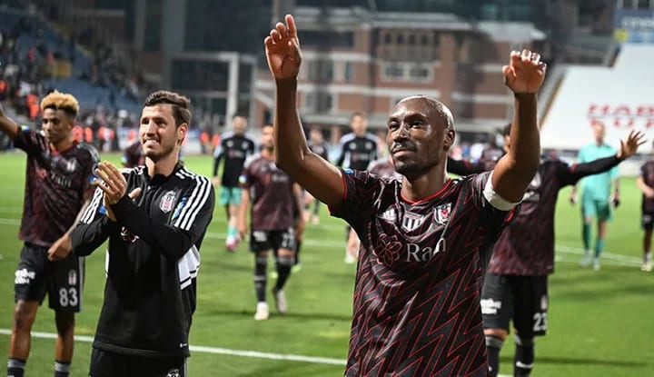 Beşiktaşlı taraftarlardan Atiba'ya mesajlar! 10. yıl kutlaması!