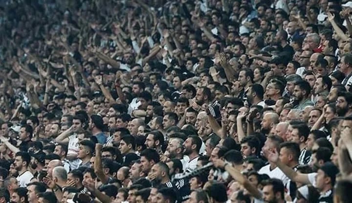 Beşiktaşlı taraftarlardan futbolculara tepki!