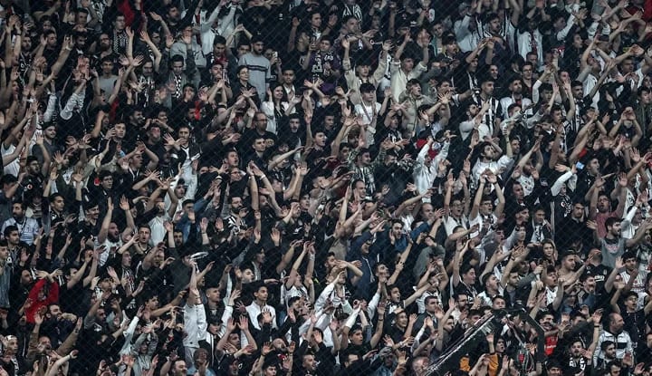 Beşiktaşlı taraftarlardan Necip Uysal pankartı!