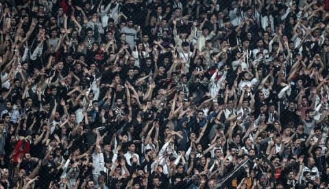 Beşiktaşlı taraftarlardan Necip Uysal pankartı!