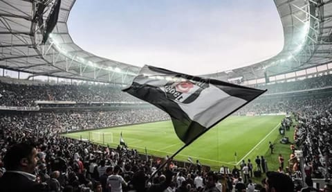 Beşiktaşlı taraftarlardan Ozan Tufan tezahüratı!