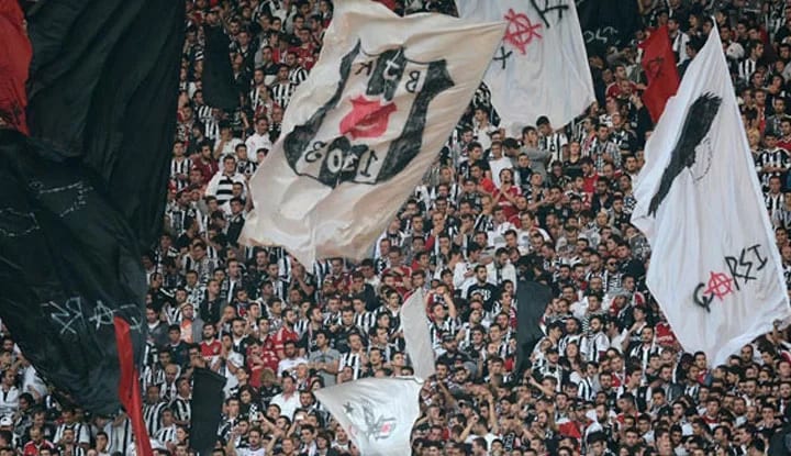 Beşiktaşlı taraftarlardan sessiz protesto! Sırtlarını sahaya döndüler!