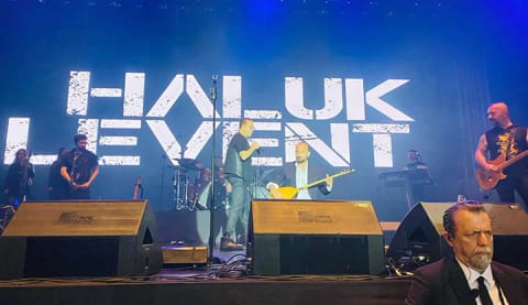 Beşiktaşlı yönetici, Haluk Levent konserinde sahne aldı