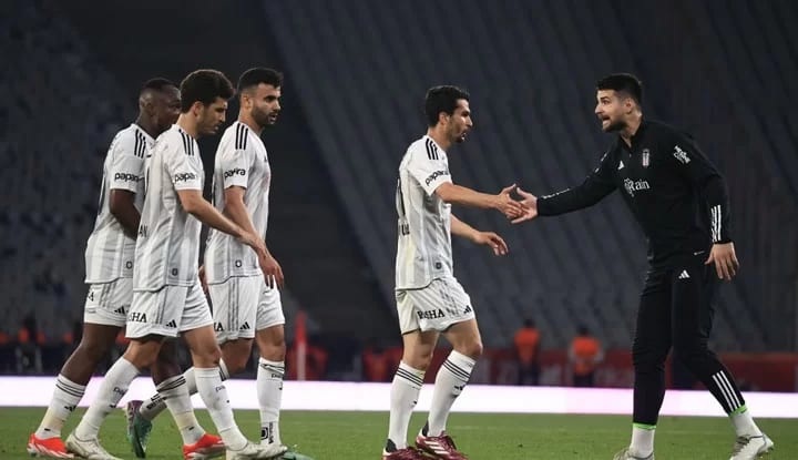 Beşiktaş’ta ayrılık rüzgarı! 3 oyuncunun sözleşmeleri bitiyor!