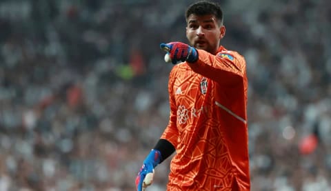 Beşiktaş'ta Ersin Destanoğlu depremzede çocuğa moral verdi!