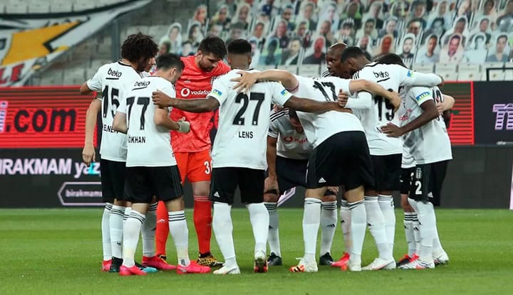 Beşiktaş'ta iki ayrılık, bir devam kararı! İşte gelişmeler...