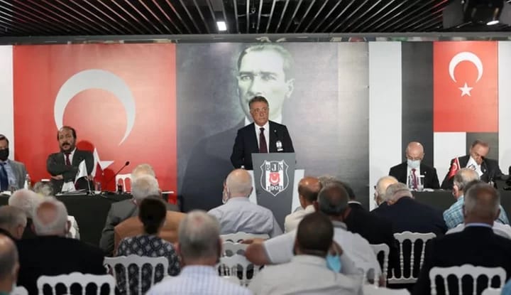 Beşiktaş'ta kılıçlar çekildi! Üyelikten atılsın!