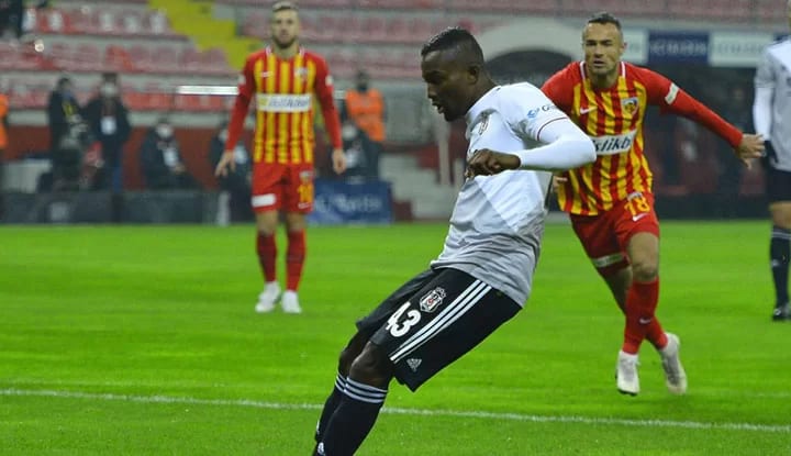 Beşiktaş'ta Mensah'tan flaş karar!