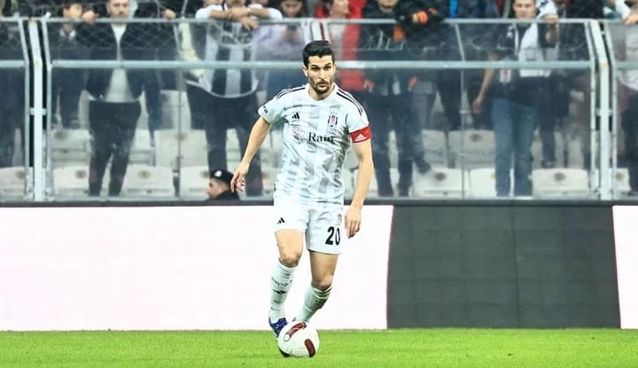 Beşiktaş'ta Necip Uysal sakatlandı!