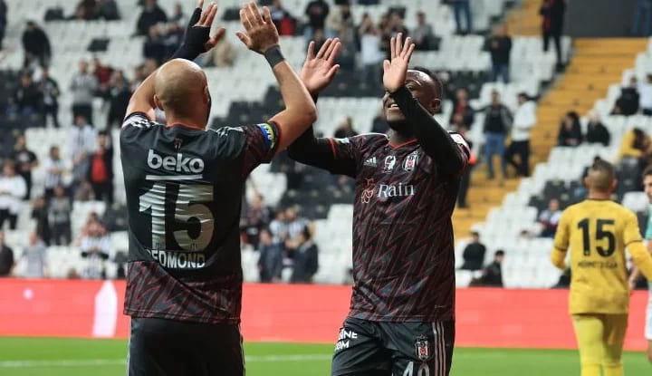Beşiktaş'ta Redmond golle tanıştı!