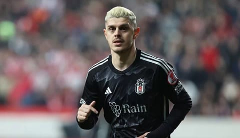 Beşiktaş'ta sağ bekte yeni çözüm! Rashica'nın pozisyonu değişiyor!